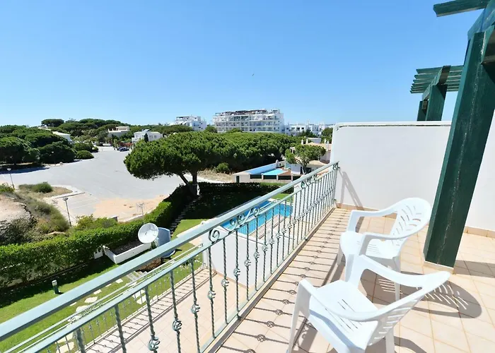 Townhouse Next To Falesia Vakantiehuis