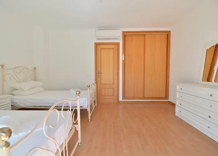 Townhouse Next To Falesia Vakantiehuis